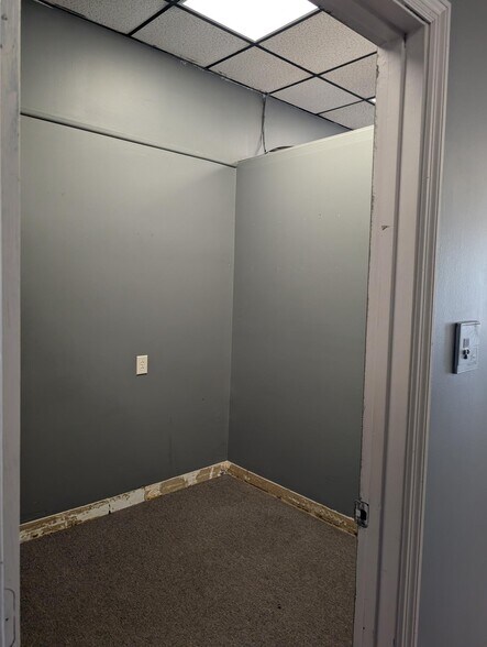 More Photos Of 935 S South St, Wilmington Unknown For Lease