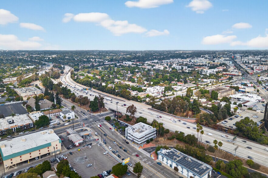 More Photos Of 10999 Riverside Dr, North Hollywood Loft Creative Space For Lease