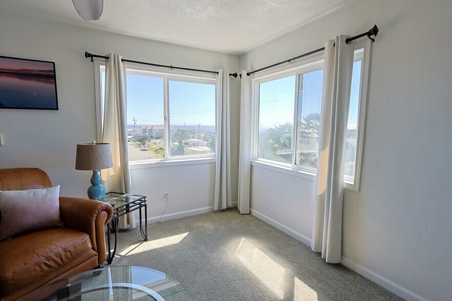 More Photos Of 754 SW Coast Hwy, Newport Hotel For Sale