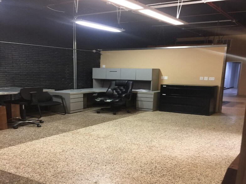 More Photos Of 11421 Chairman Dr, Dallas Light Distribution For Lease