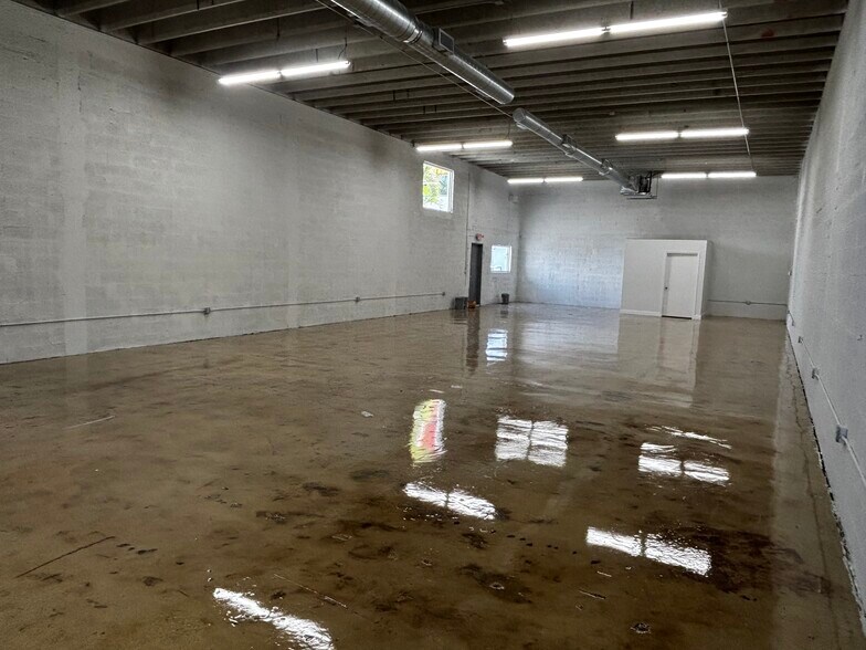 More Photos Of 5700 NE 4th Ave, Miami Warehouse For Lease