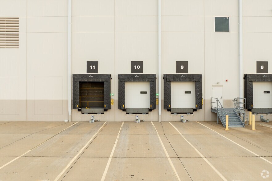 More Photos Of 3919 Lakeview Corporate Dr, Edwardsville Distribution For Lease