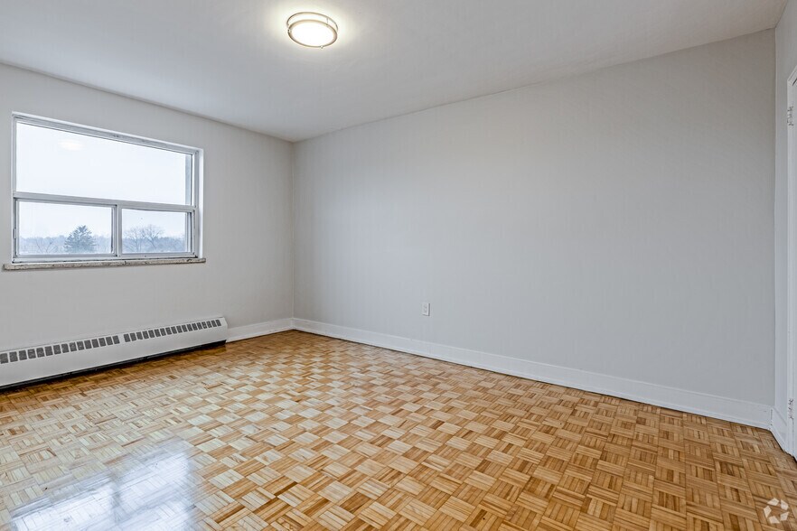 More Photos Of 345 Lakeshore Rd W, Mississauga Apartments For Lease