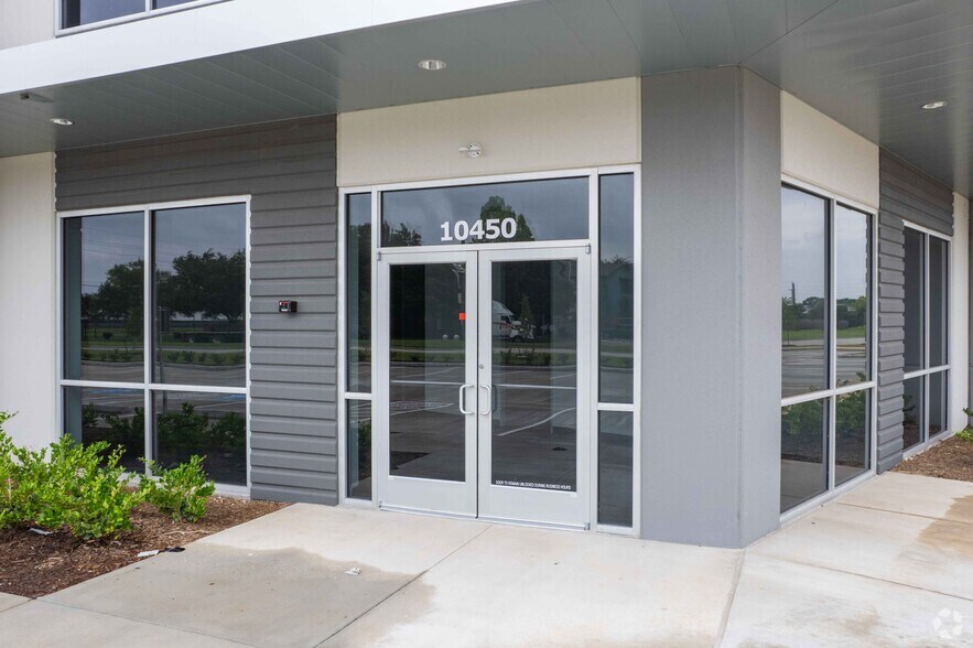More Photos Of 10450 Greens Crossing Blvd, Houston Distribution For Sale