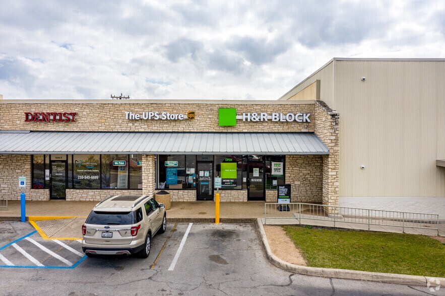 More Photos Of 2929-2951 Thousand Oaks Dr, San Antonio Storefront For Lease