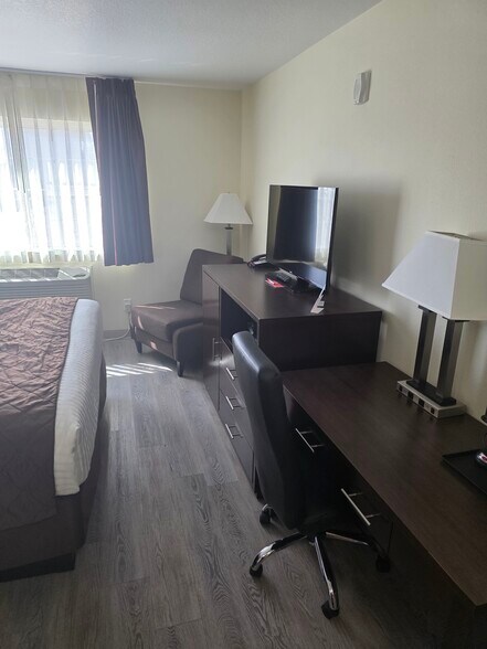 More Photos Of 1481 6th St, Umatilla Hotel For Sale