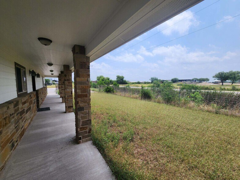 More Photos Of 2620 E Corral Ave, Kingsville Warehouse For Lease