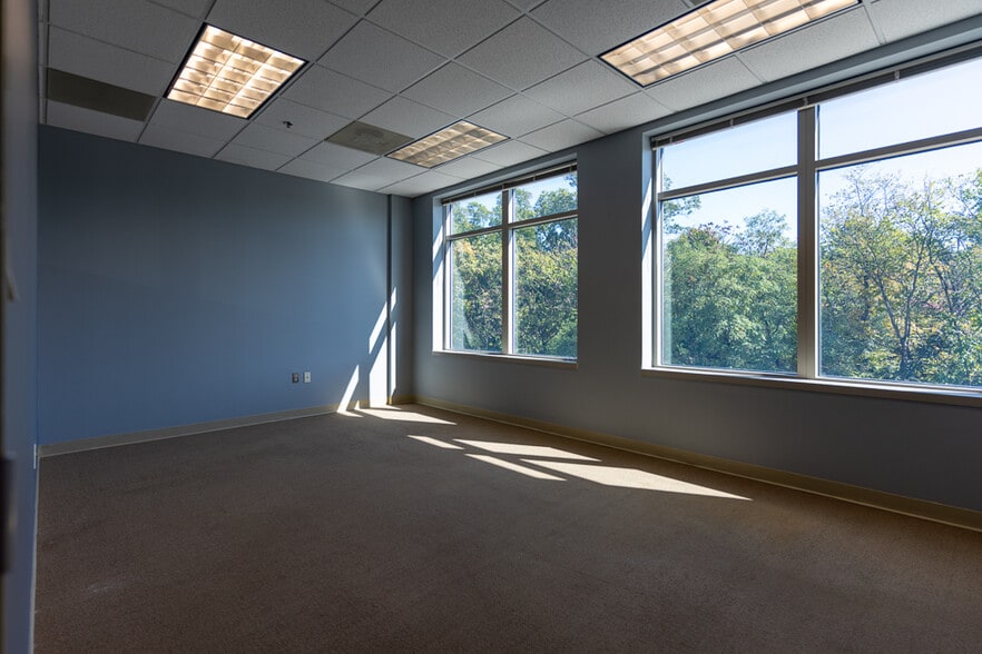 More Photos Of 7001 Heritage Village Plz, Gainesville Office For Lease