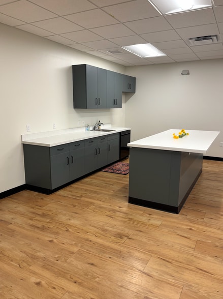 More Photos Of 2508-2518 S Cedar St, Lansing Storefront For Lease