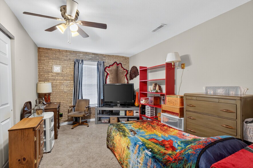 More Photos Of 638 Main St, Columbia Office For Sale