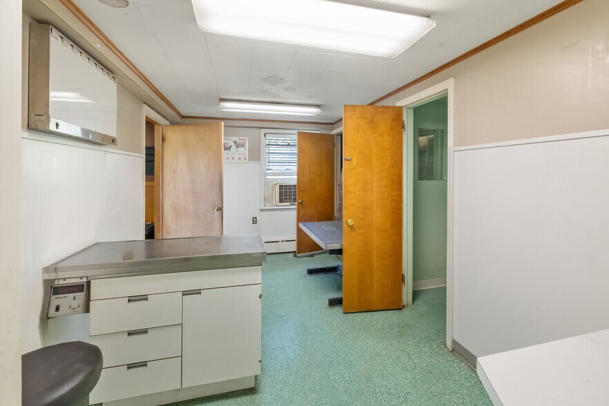 More Photos Of 1158 Valley Rd, Stirling Veterinarian Kennel For Sale