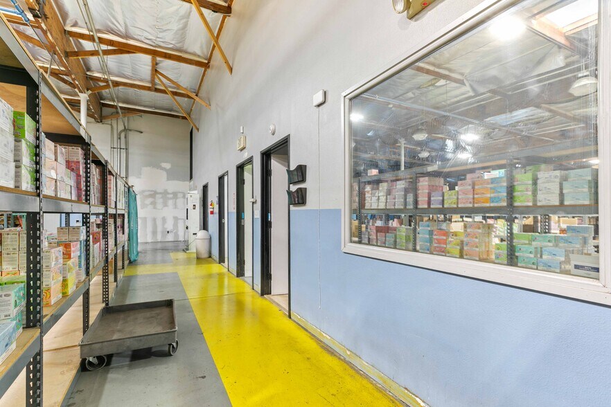 More Photos Of 9362 Eton Ave, Chatsworth Warehouse For Lease