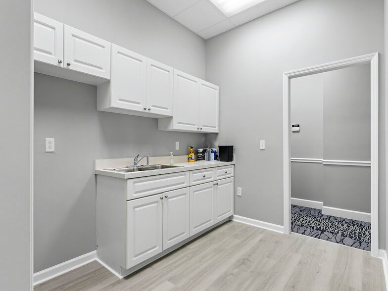 More Photos Of 9015 Americana Rd, Vero Beach Medical For Lease