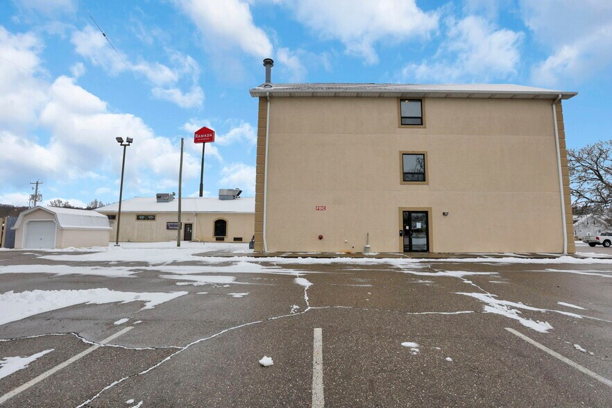 More Photos Of 509 S Wooster Ave, Strasburg Hotel For Sale