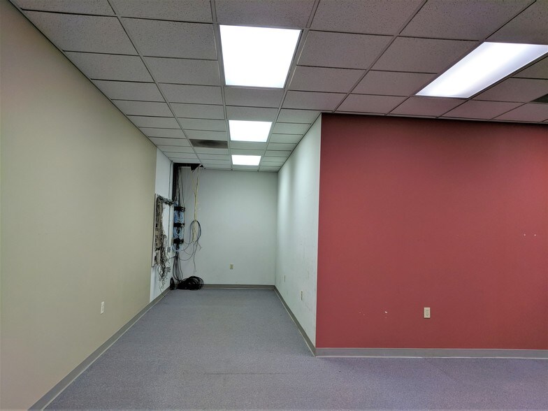 More Photos Of 901 W Main St, El Paso Office For Sale