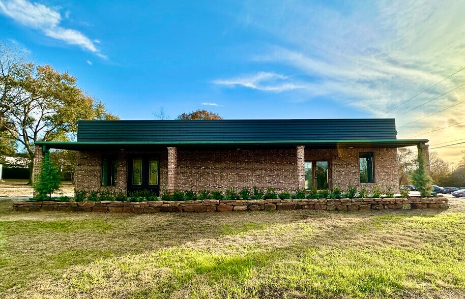 More Photos Of 21499 Eva St, Montgomery Office For Lease