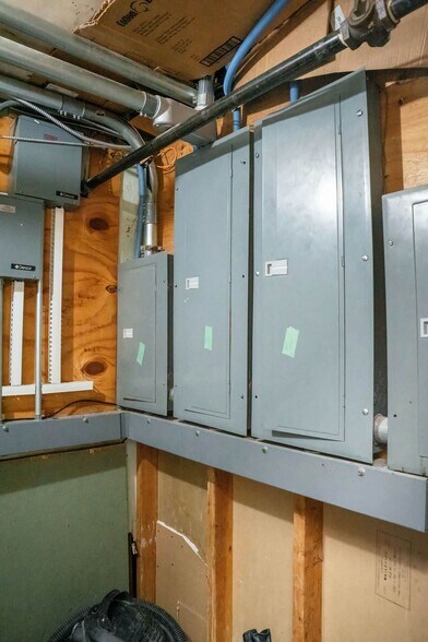 More Photos Of 201 Continental Dr, Junction City Hotel For Sale