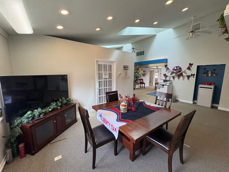 More Photos Of 5604 W 41st St, Sioux Falls Office For Sale