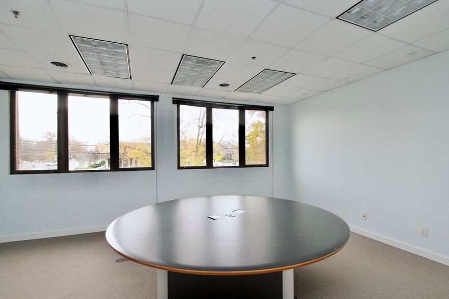 More Photos Of 1964 Gallows Rd, Vienna Office For Sale