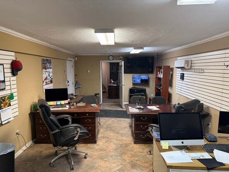 More Photos Of 2290 W Jeff Davis Hwy, Elkton Warehouse For Lease