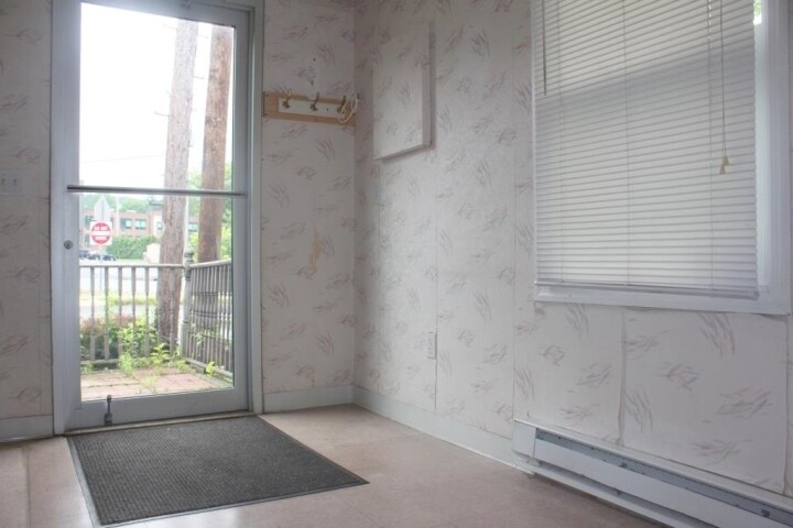 More Photos Of 28 Wall St, Oxford Freestanding For Lease