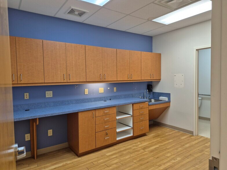 More Photos Of 942 Cherry St, Blanchester Unknown For Lease