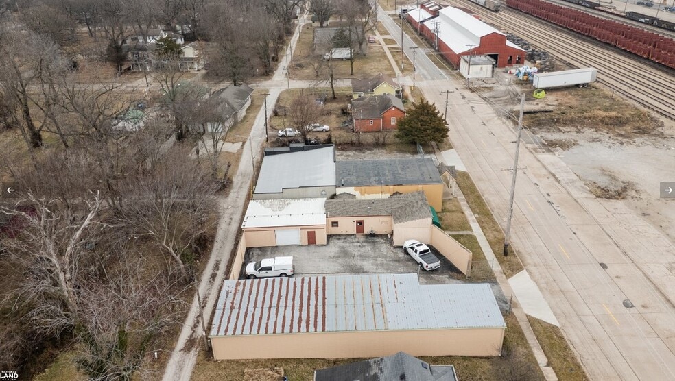 More Photos Of 219 & 303 W Chase st, Springfield Light Distribution For Lease