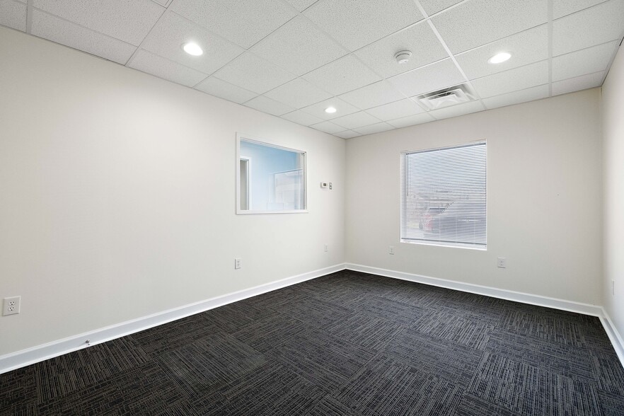 More Photos Of 2400 W 4th St, Wilmington Office For Sale