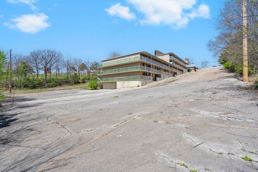 More Photos Of 1900 W 76 Country Blvd, Branson Hotel For Sale