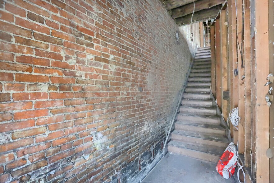 More Photos Of 41 N Mercer St, New Castle General Retail For Sale