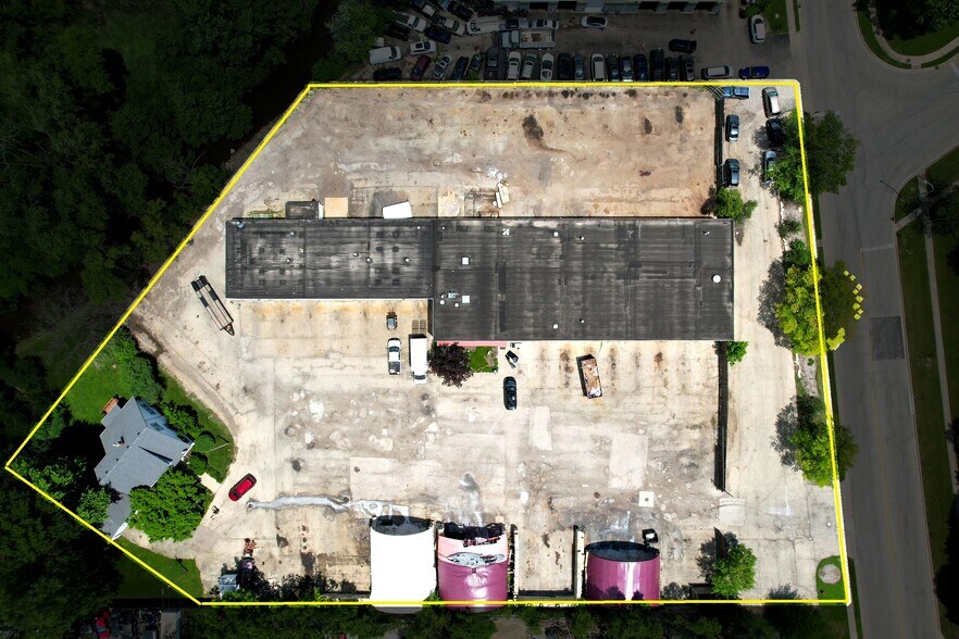 More Photos Of 640 Varsity Dr, Elgin Warehouse For Sale