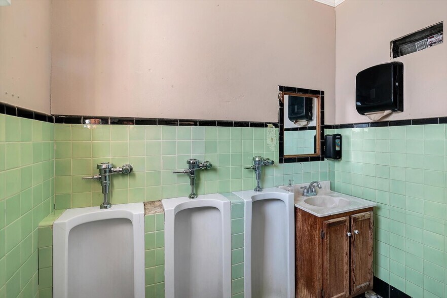 More Photos Of 108 S Old US Route 66, Hamel Restaurant For Sale