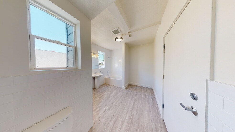 More Photos Of 2327-2329 San Pablo Ave, Oakland Apartments For Lease