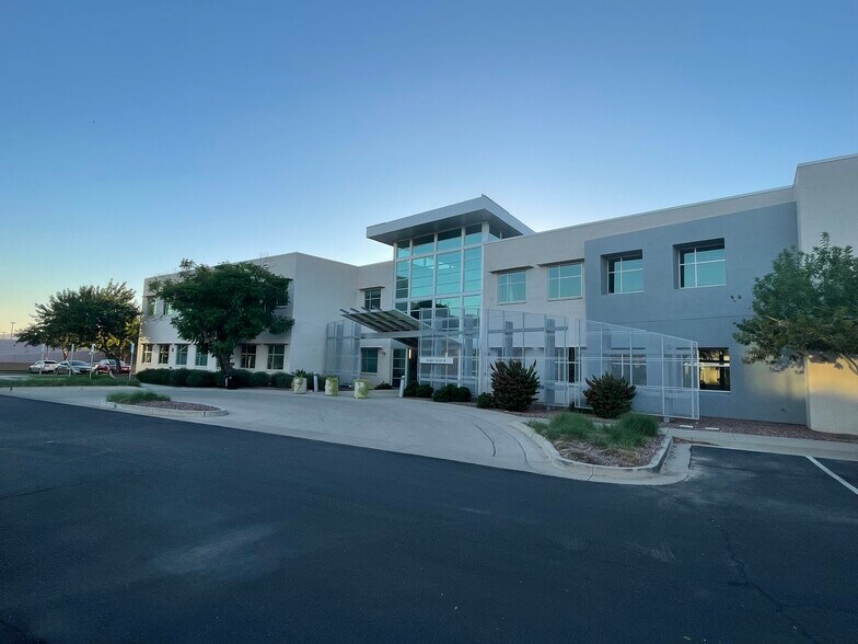 More Photos Of 690 N Cofco Center Ct, Phoenix Medical For Lease