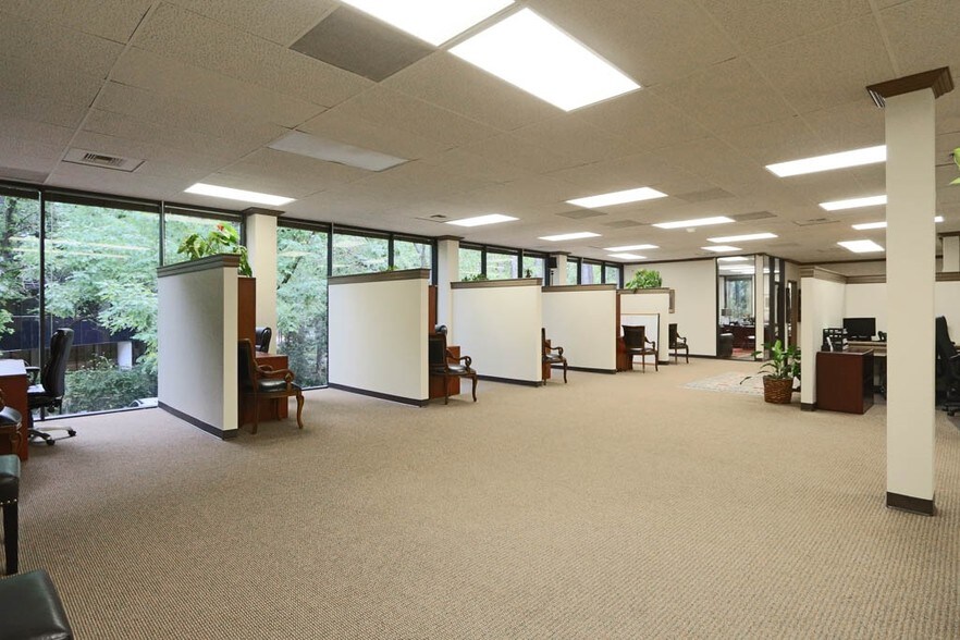 More Photos Of 2020 N Loop Fwy W, Houston Office For Lease