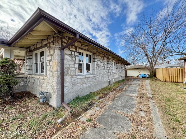 More Photos Of 2922 S Main St, Joplin Office For Sale
