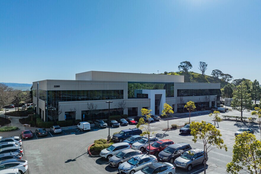 More Photos Of 3280 Bayshore Blvd, Brisbane Research And Development For Lease