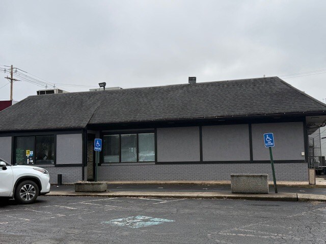 More Photos Of 2055-2081 Riverside Dr, Upper Arlington Restaurant For Sale