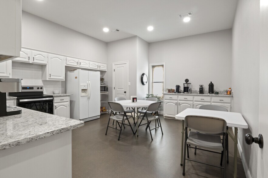 More Photos Of 107 E 11th St, Mount Pleasant Office For Sale
