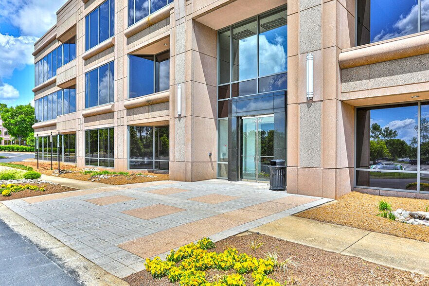 More Photos Of 2725 Water Ridge Pky, Charlotte Office For Lease
