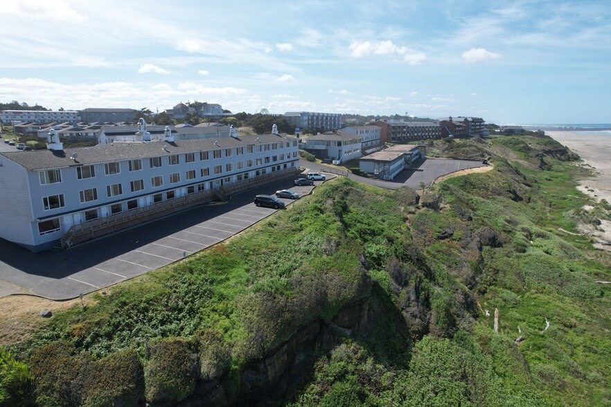 More Photos Of 536 SW Elizabeth St, Newport Hotel For Sale