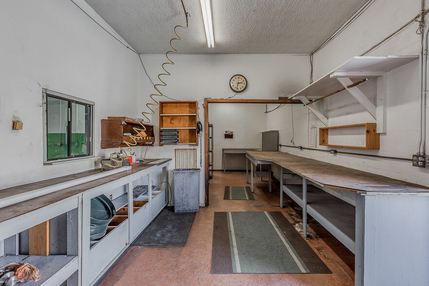 More Photos Of 6541 Industrial Ave, Port Richey Manufacturing For Lease