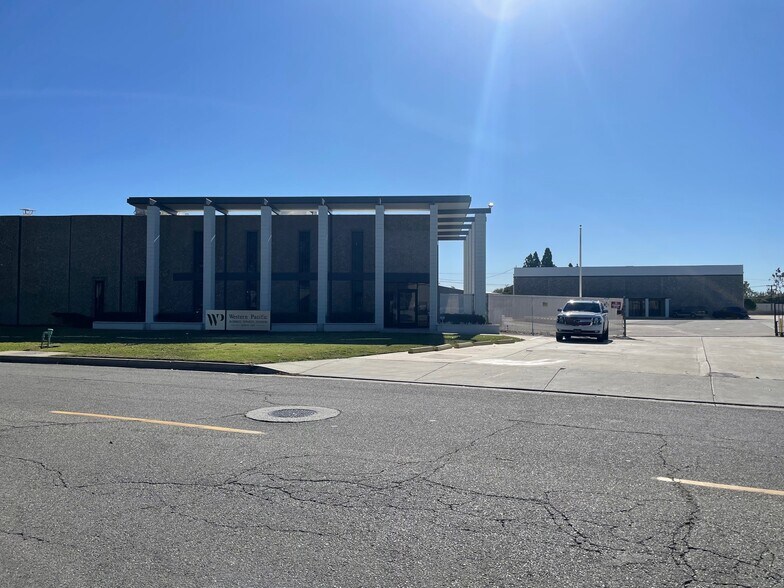 More Photos Of 2311 Pullman St, Santa Ana Warehouse For Lease