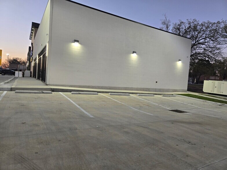 More Photos Of 18184 Tx-105, Montgomery Storefront For Lease