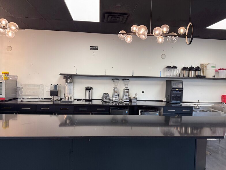 More Photos Of 109 S Bridge St, Yorkville Storefront Retail Residential For Lease