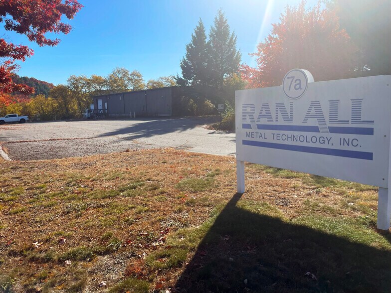 More Photos Of 7 Eastpoint Dr, Hooksett Warehouse For Lease
