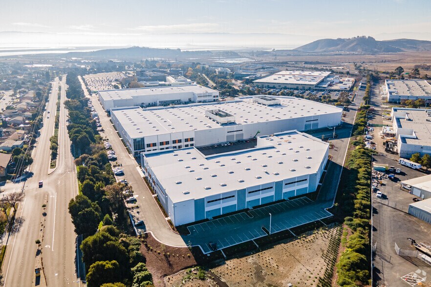 More Photos Of 7200 Gateway Blvd, Newark Warehouse For Lease