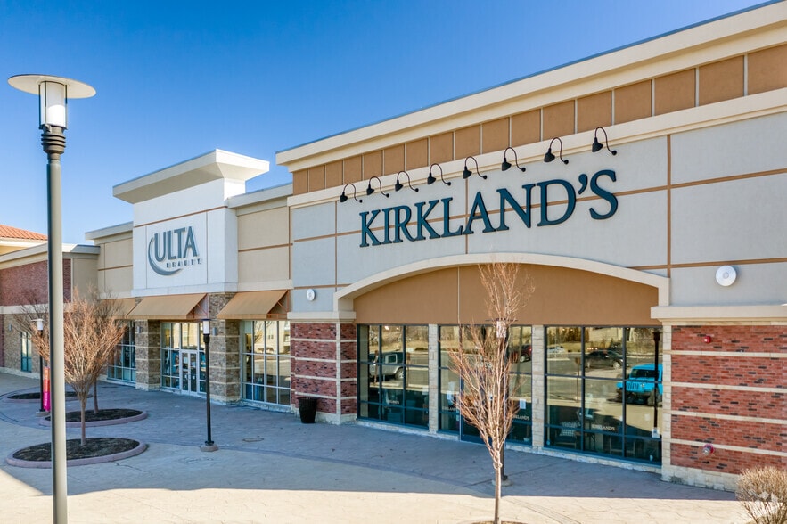 More Photos Of 6403 W 135th St, Overland Park Storefront For Lease