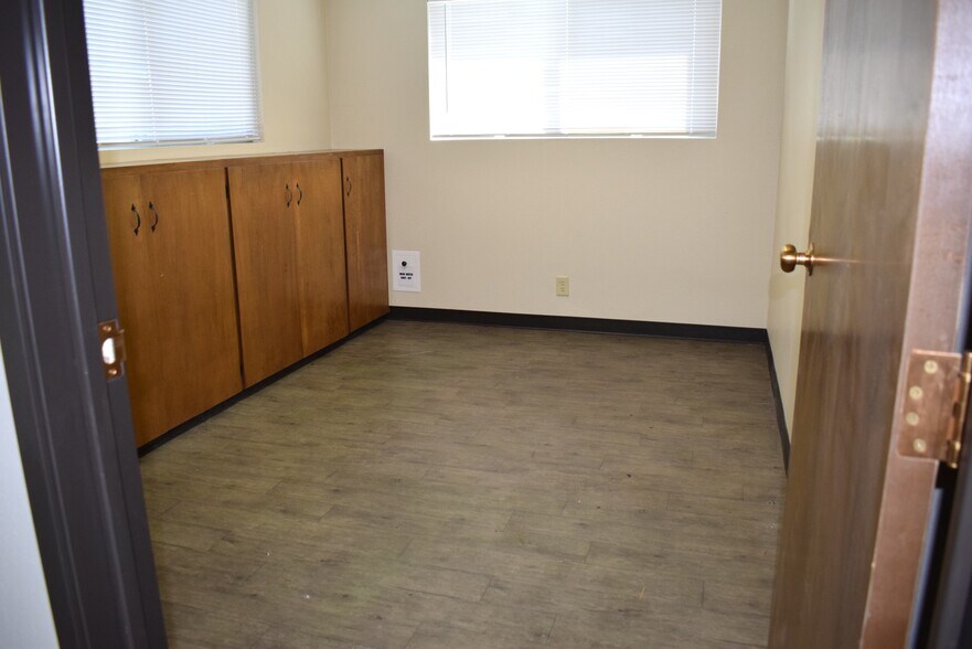 More Photos Of 613 Pacific Ave S, Kelso Distribution For Lease