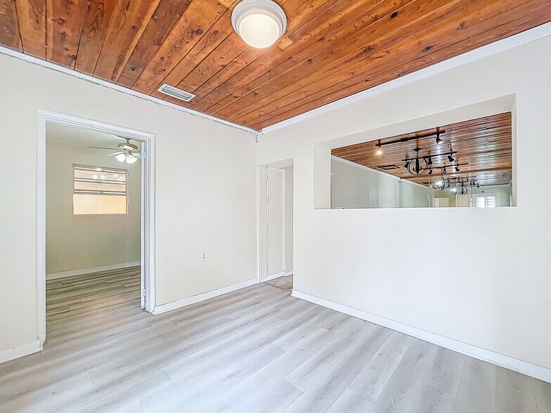 More Photos Of 301 N US Highway 41, Ruskin Office Residential For Lease